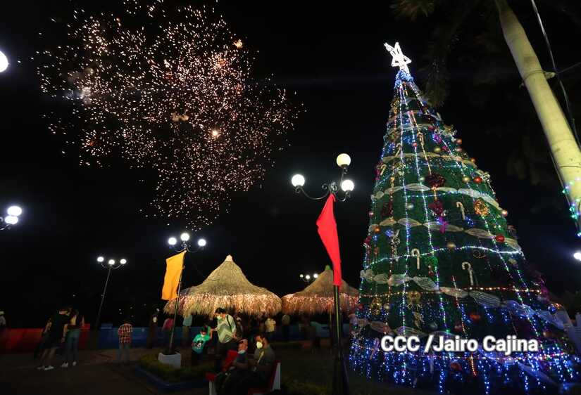 Encienden Rbol De Navidad En El Puerto Salvador Allende Canal