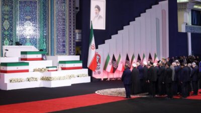Altas autoridades iraníes rinden homenaje al Líder mártir