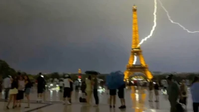 Captan rayos sobre la Torre Eiffel