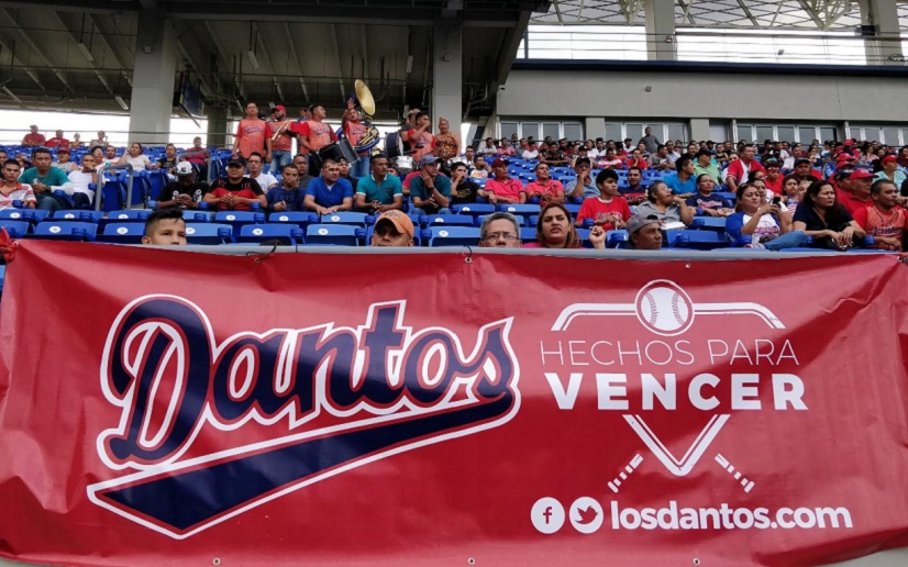 Los fanáticos del béisbol acudieron al Estadio Nacional para disfrutar del sexto juego entre los Dantos y la Costa Caribe.