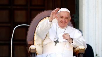 El papa Francisco retira la mano para evitar que los fieles besen su anillo episcopal