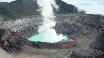 Volcán Poás de Costa Rica sorprende con nuevas erupciones