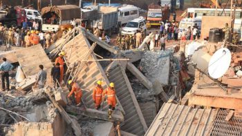 33 personas fallecidas tras derrumbe de paredes en la India.