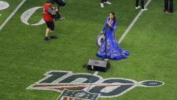 Ana Bárbara se equivoca al cantar Himno Nacional en juego de la NFL