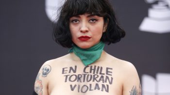Mon Laferte muestra sus pechos en los Grammy Latinos para protestar contra la violencia en Chile