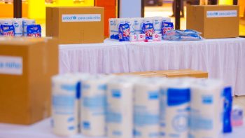 Nicaragua recibe donación de paquetes de limpieza para centros educativos