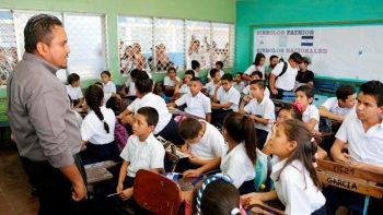 Entrega de Bonos a Docentes Nicaragüenses