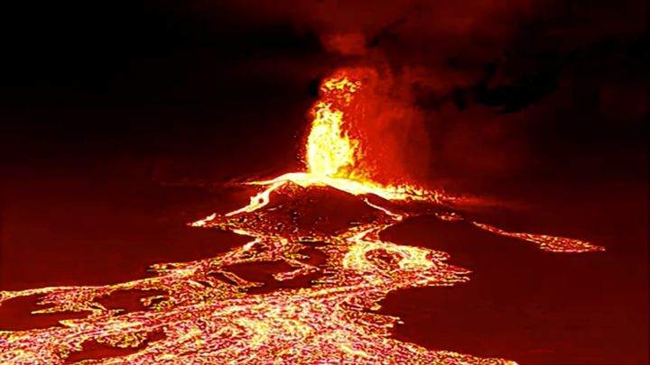 Lava del volcán de &quot;La Palma&quot; llega al mar - Canal 6