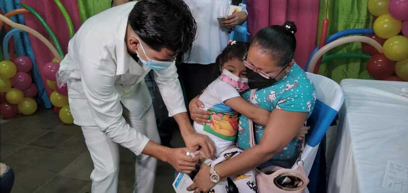 Continua proceso de vacunación contra la COVID-19 en 149 puestos del país