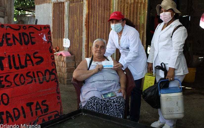 Vacunación casa a casa contra el COVID-19 en Nicaragua