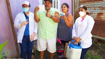 Avanza vacunación casa a casa en el barrio Santa Elena