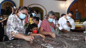 Feligreses celebran la tradicional «Lavada de la Plata» en honor a la Virgen del Trono