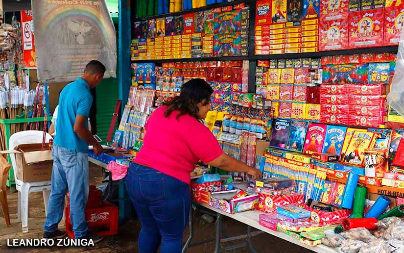 Luces, juguetes y pólvora a la venta en los mercados de Managua