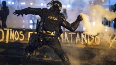 Policía interviene en protesta por la muerte de un bebé