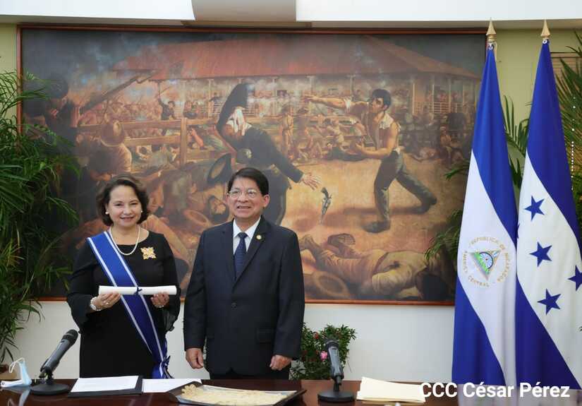 Cancillería de Nicaragua condecora a Embajadora saliente de Honduras