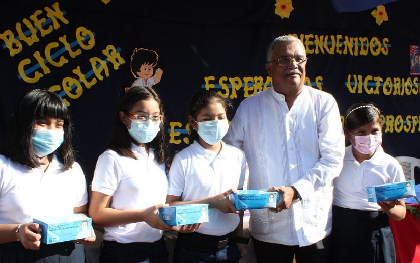 Colegio República de Panamá, en Managua recibe mascarillas y kit de limpieza