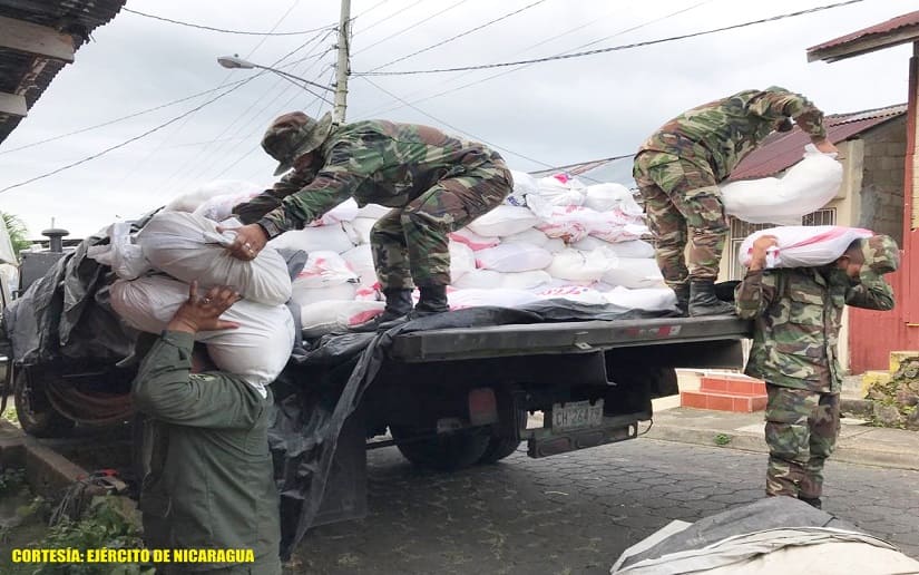 Destacamento Militar Sur descargo paquetes alimenticios para habitantes de Rio San Juan