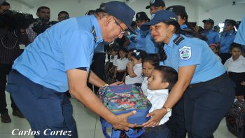 Gobierno de Nicaragua beneficia con paquetes escolares a hijos de Policías