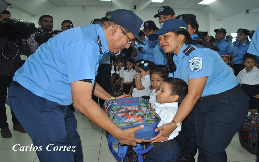 Gobierno de Nicaragua beneficia con paquetes escolares a hijos de Policías
