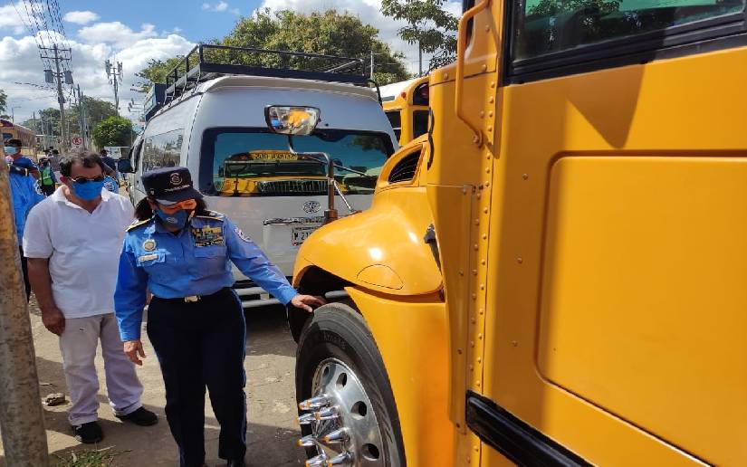 Policía Nacional realiza inspección mecánica en unidades de transporte escolar