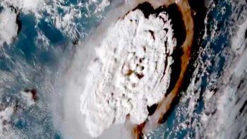 Tsunami golpea las costas de Tonga luego de fuerte erupción del Volcán