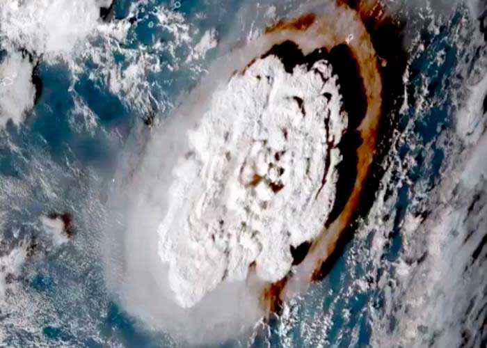 Tsunami golpea las costas de Tonga luego de fuerte erupción del Volcán