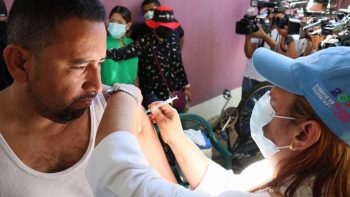 Vacunación voluntaria casa a casa contra la COVID-19 avanza en barrios de Managua