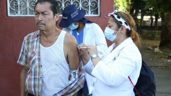 Brigadas médicas inmunizan contra la COVID-19 a familias del barrio El Edén