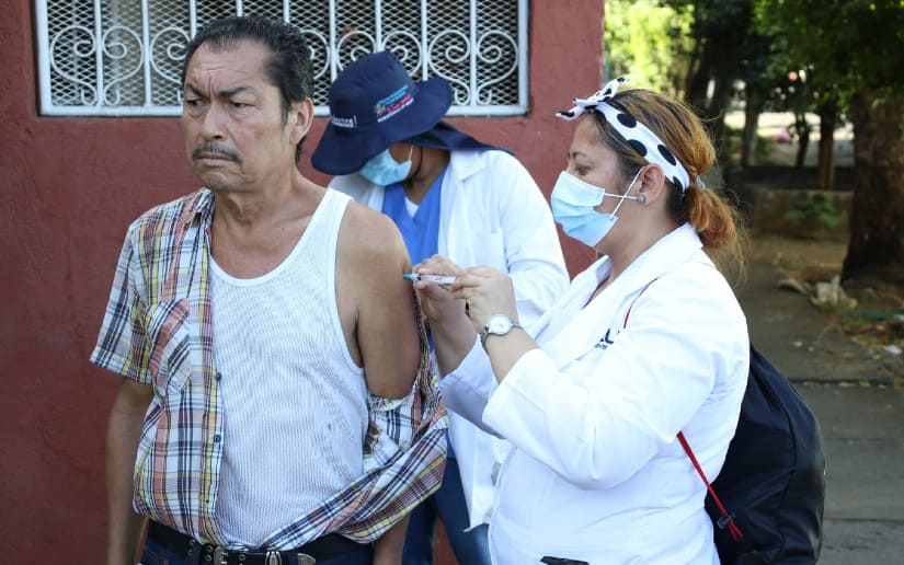 Brigadas inmunizan contra la COVID-19 a familias del barrio El Edén