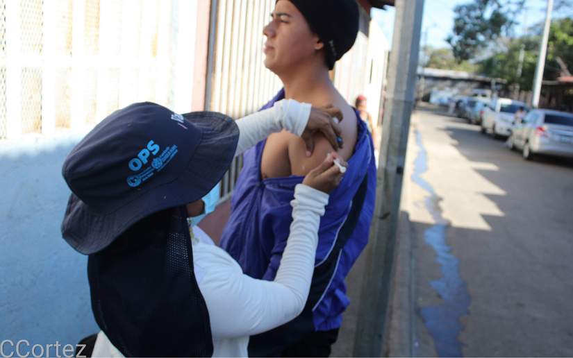 Brigadas médicas aplican vacunas contra la COVID-19 a pobladores del barrio René Cisneros
