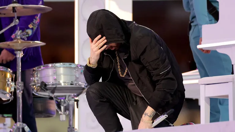 El polémico gesto contra el racismo de Eminem en el Super Bowl