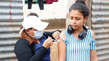 Familias del barrio Augusto C. Sandino se vacunan contra la COVID-19