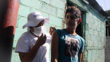 Más nicaragüenses reciben primera dosis de vacuna contra la COVID-19