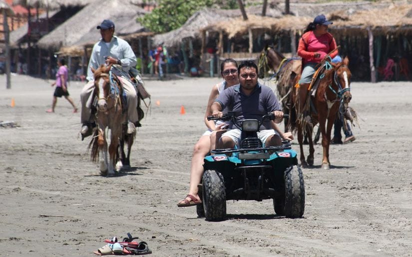 Nicaragüenses dan la bienvenida al Verano en playa de Pochomil