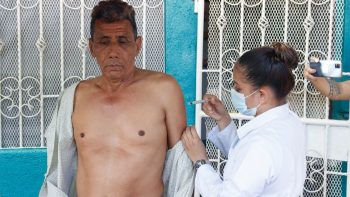 Nuevo esquema de vacunación contra la COVID-19 avanza en barrios de Managua