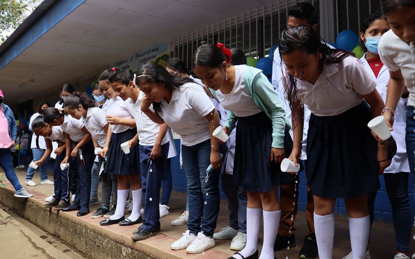 Realizan jornada de enjuague bucal con flúor en centros educativos de Nicaragua 