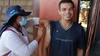 Habitantes del barrio Ciudad Belén se inmunizan contra la COVID-19