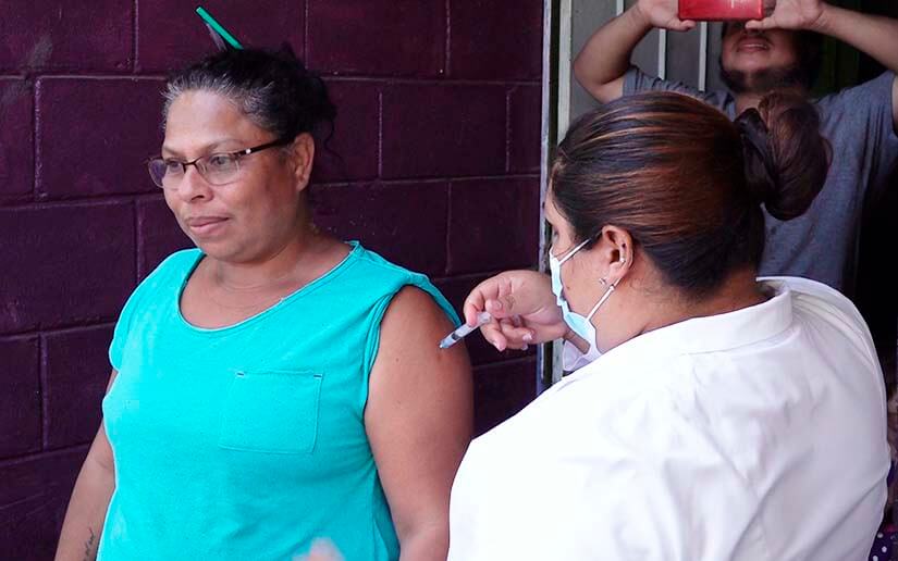 Vacunación contra la COVID-19 y otras enfermedades continua en barrios de Managua