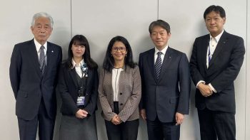 Diplomática nicaragüense visita la empresa Koizumi en Japón