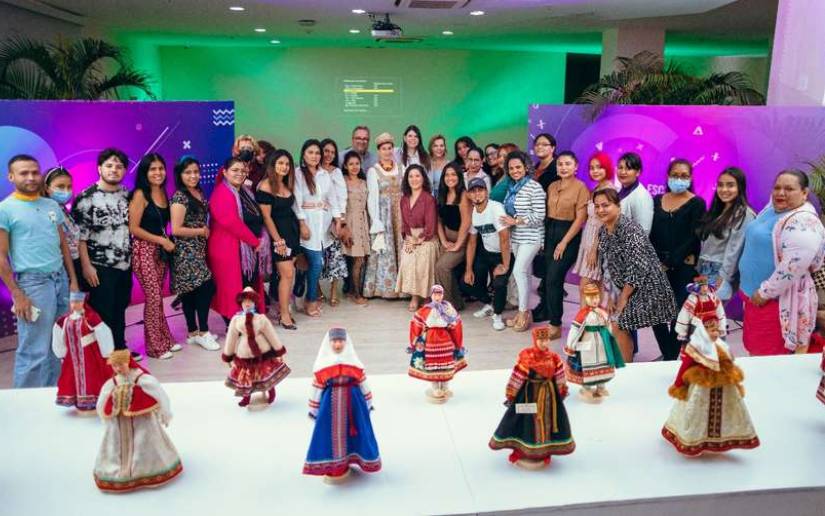 Estudiantes de Escuela Creativa en conferencia sobre trajes típicos de Rusia