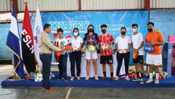 Estudiantes de Nicaragua reciben nuevo material deportivo