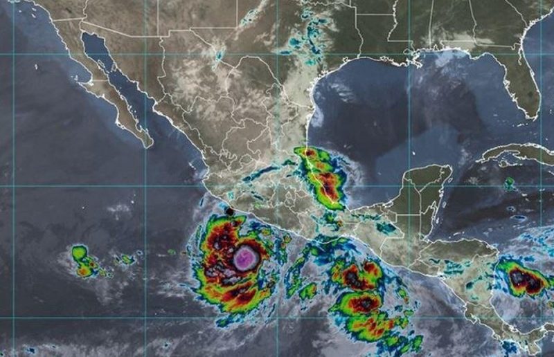 Blas se intensifica a huracán de categoría 1 cerca de la costa de México