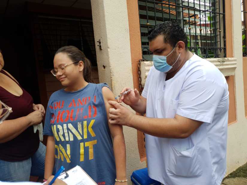 Más familias se inmunizan contra la COVID-19 en el barrio Altagracia