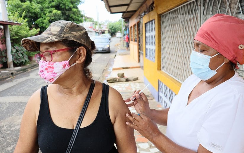 Continua inmunización contra la COVID-19 en el barrio Tierra Prometida