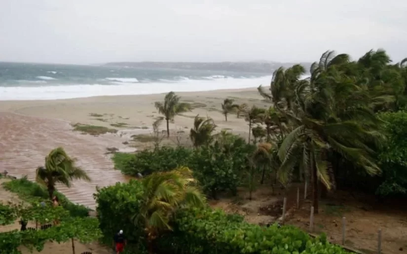 Bonnie se degrada a categoría 2 y provocará fuertes lluvias en México