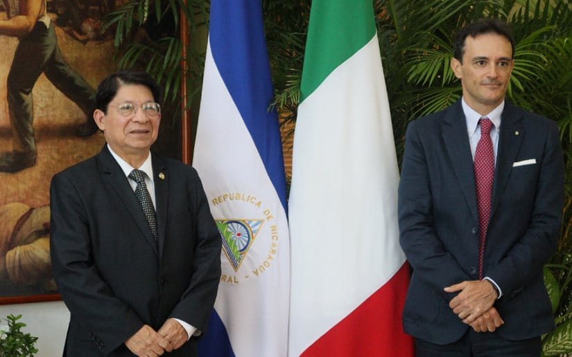Embajador de Italia presenta Copias de Estilo en Cancillería