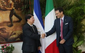 Embajador de Italia presenta Copias de Estilo en Cancillería