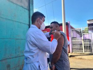 Avanza vacunación contra la Covid-19 en barrio La Esperanza