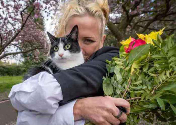 Una mujer de Inglaterra a sus 49 se casó con su mascota