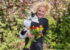 Una mujer de Inglaterra a sus 49 se casó con su mascota